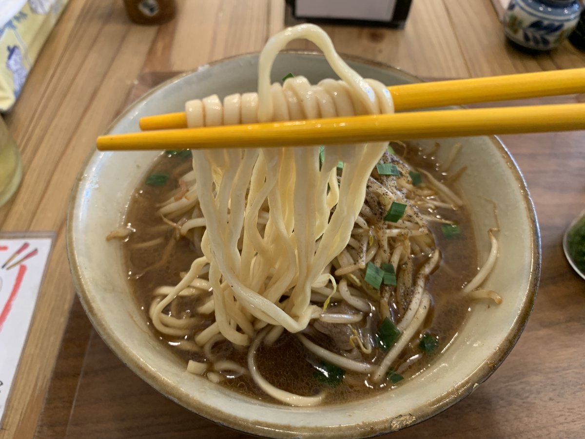月曜日は肉野菜そばを食べろ！
那覇市の『#たからまちがー』牛もやしそば。前田食堂インスパイア的な一杯で、山盛りのもやしに胡椒をバキバキに効かせてて、振り切ってるのが最高。
オイリーで濃厚、中毒性のあるスープに亀浜麺の組み合わせ。
最初飲み干せそうにないけど完飲してしまう不思議😍