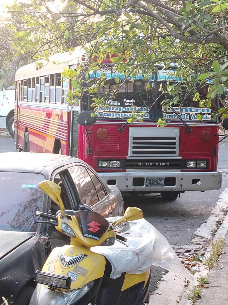 cuellar027's tweet photo. Me gustaría hacer una denuncia señores del @VMTElSalvador y @PNCSV en su división de tránsito hacer cumplir laey ya que esto es un serio problema de ordenamiento y saturación vehicular y para alivio de mal dejan así estas unidades para repartir bebidas alcohólicas en soyapango https://t.co/VRzjvmrdFO