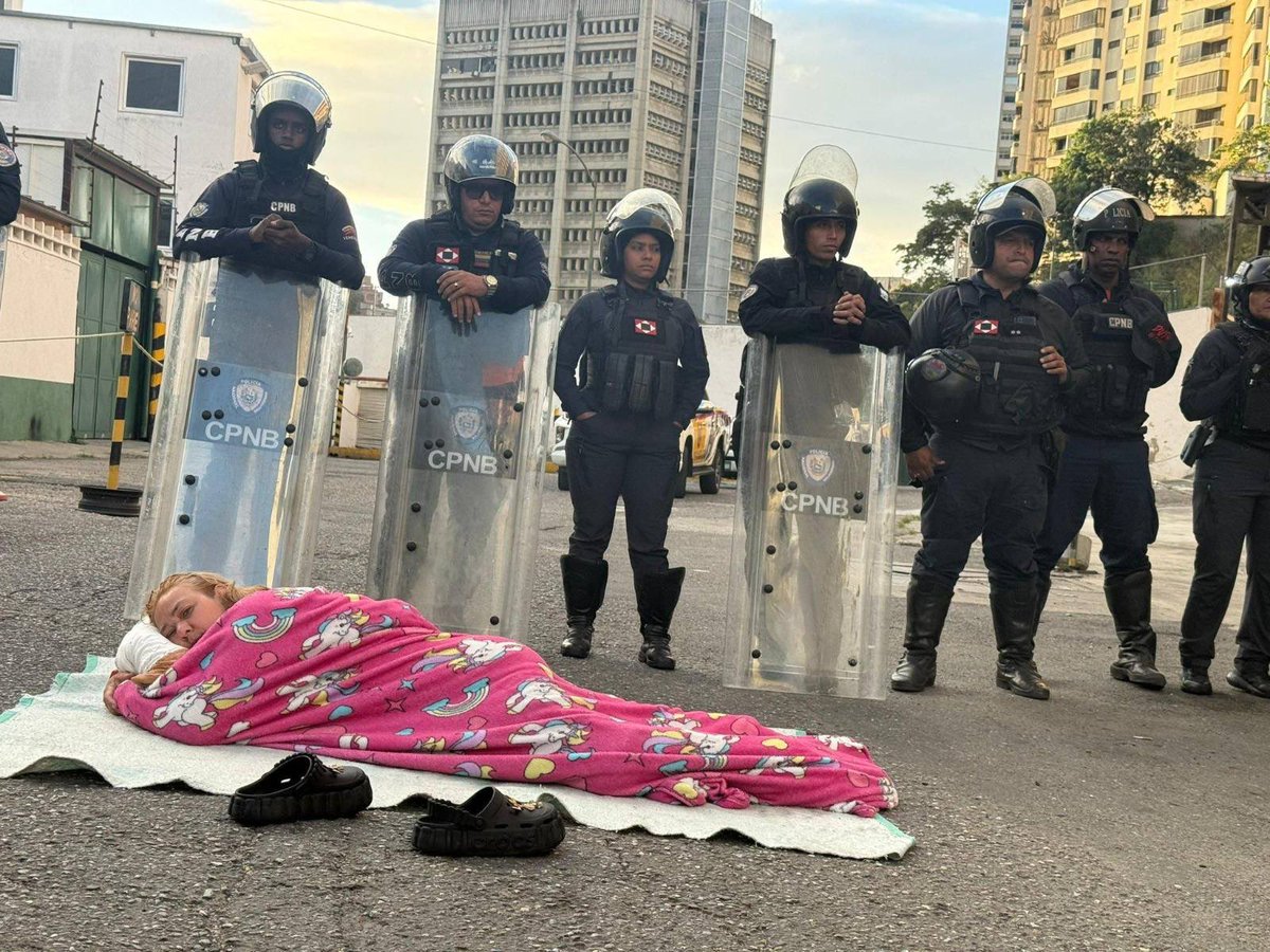 MariaCorinaYA's tweet image. Los familiares de los presos políticos llevan 11 días exigiendo libertad a las afueras de las cárceles del régimen. Están en la calle, pernoctando en grupos, aguantando sol y lluvia, sin moverse, sin rendirse, esperando que liberen a nuestros héroes. 

Mi reconocimiento, mi…