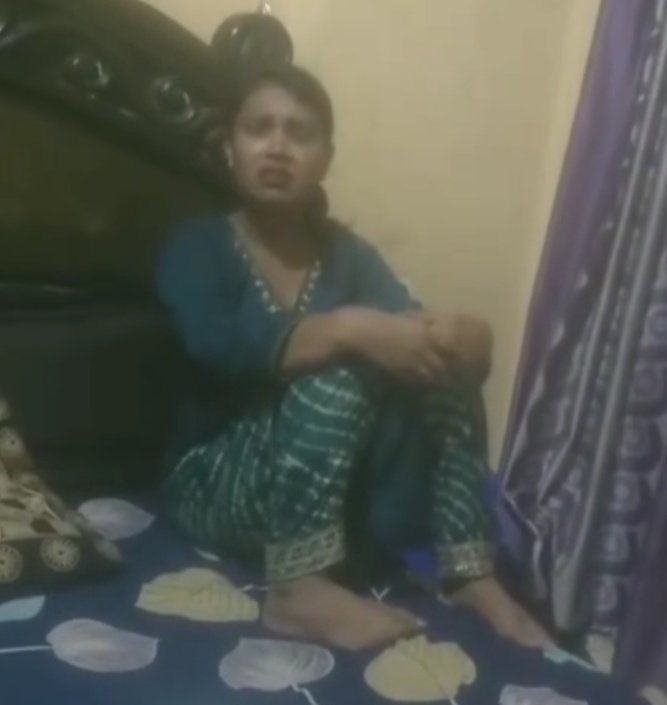 एक वायरल वीडियो में पति ने पत्नी को आशिक के साथ रंगे हाथों पकड़ लिया।

और बोलते है कि, मेरी जिंदगी का सबसे काला अध्याय चल रहा है। तीन साल से मेरी पत्नी का गौरव सोनी के साथ अफेयर चल रहा है।

उसने आज घर छोड़कर जाने की पूरी तैयारी कर ली है। गौरव के घरवाले और मेरी पत्नी के मायके वाले