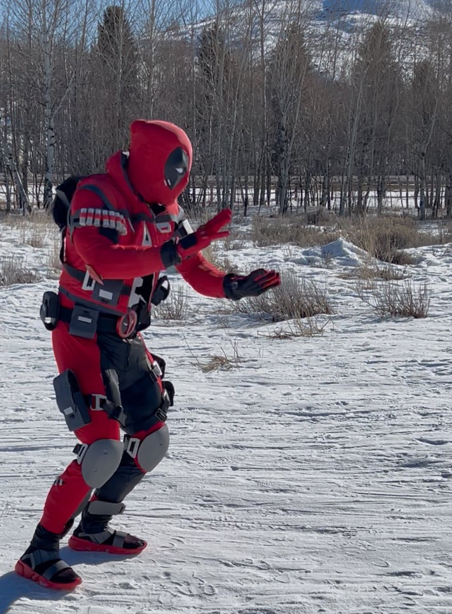 Sentinel_pr1me's tweet image. Sledding day!                                     #marvelrivals #deadpool #jeffthelandshark