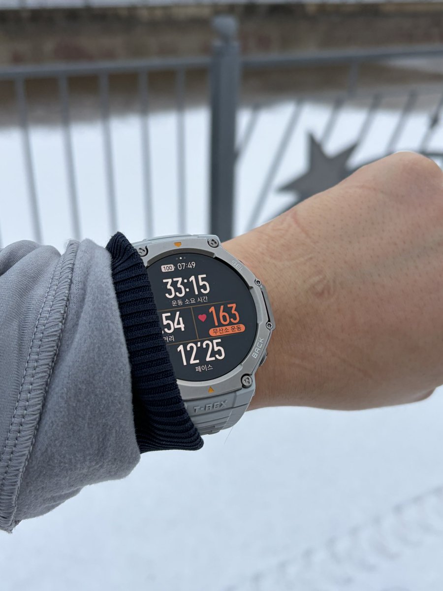 7goodmemory's tweet image. 그래도 결심했으니 꼭 이뤄야지!

6:30 알람을 맞춰놓고  
6시에 일어났습니다 ㅎㅎ

아니나 다를까, 어젯밤의 강한 의지는  
아직 꿈속에 남아 있었나 봐요?
눈 뜨자마자 추위에 기세가 꺾여버립니다.  

“일어나자.”  
그래, 일어나자!
그래 반은 성공했어!

일어나는 게 제일 어려웠지,  
토익…