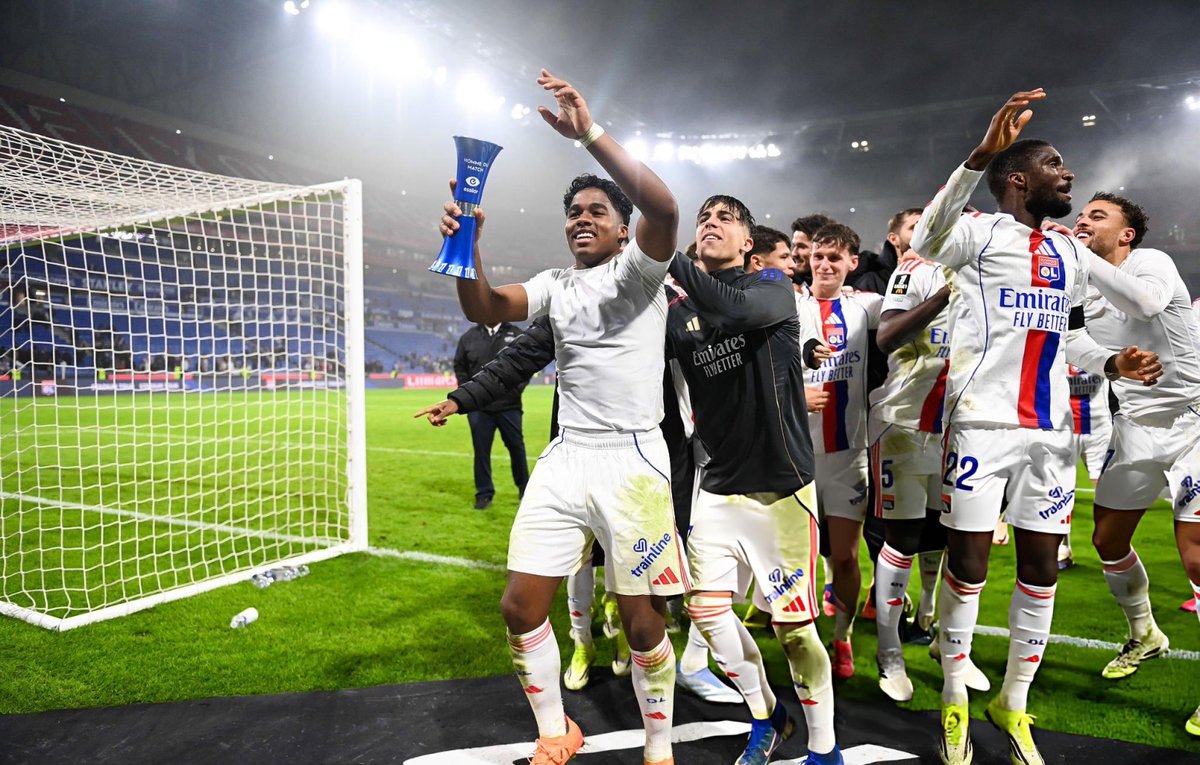 CentralDoBrega's tweet photo. Endrick com o troféu de MELHOR DO JOGO comemorando a vitória com seus companheiros de Lyon

o garoto saiu do inferno para o céu em poucos dias

bom demais ver ele feliz. PRECISAMOS DELE!!!!!!! https://t.co/vZjPUy7K0q
