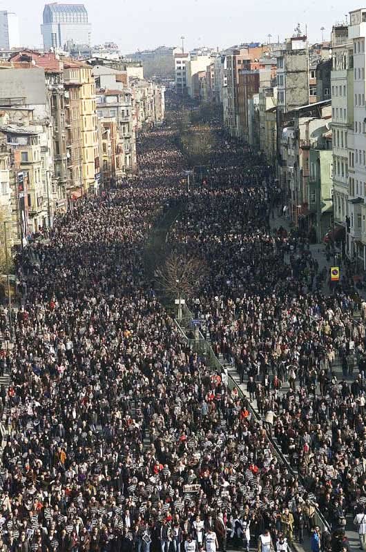 nadia_flying's tweet photo. Onu öldürenlerin, öldürme emri verenlerin cenazesi bu kadar kalabalık olmayacak #HrantDink'siz 19 yıl 🥀 https://t.co/NbZJSUi7Q4