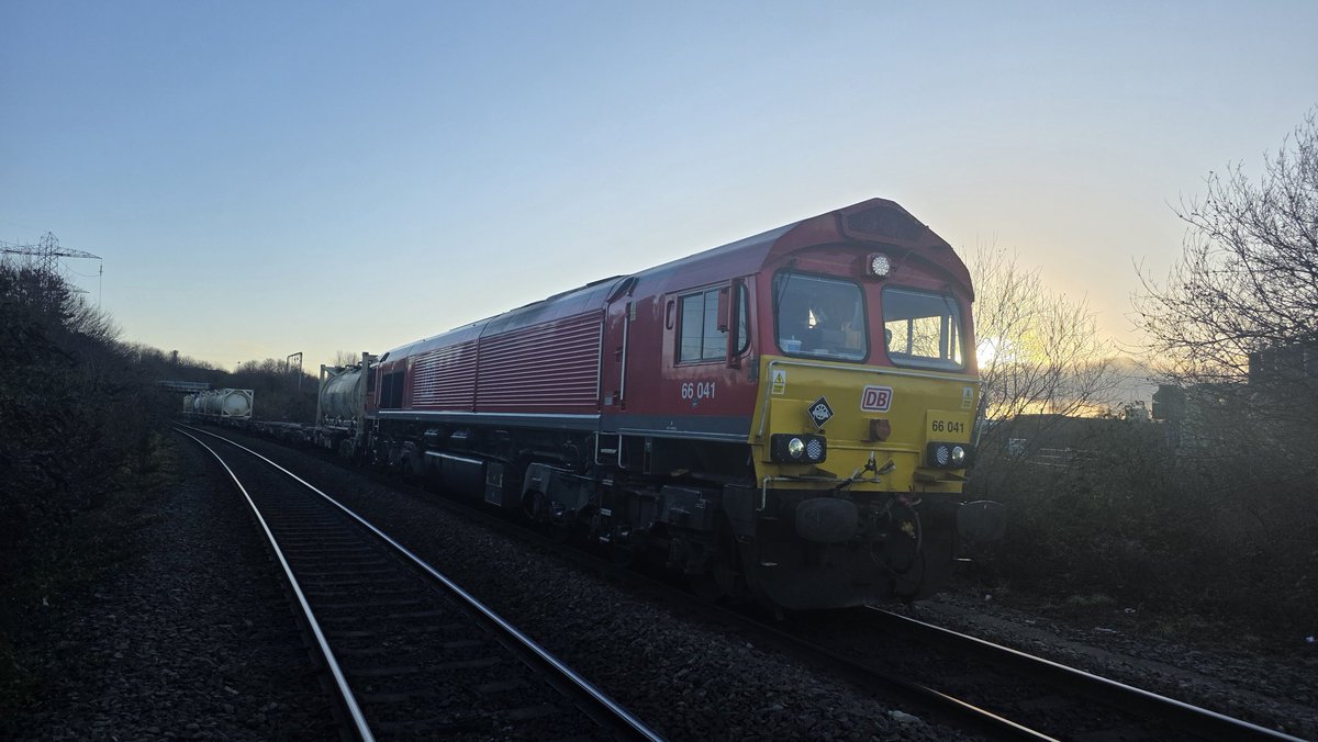 JonLawton10's tweet image. Friday was 6E11 Landor Street-Milford with 66041 again. 
37501/512 passed before my train turned up. #TeamRed