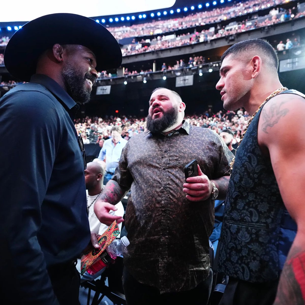 BovadaOfficial's tweet image. 🚨 UFC White House odds

Jon Jones +300
Alex Pereira -450 👀 

#ufcwhitehouse