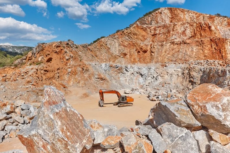 igunmetals's tweet photo. 2025 results show Africa’s alumina capacity stagnant at 0.65 million tonnes. Guinea only operates one alumina refinery - the RUSAL’s Friguia plant, with 600,000 tonnes out put per year for Africa.

Guinea plans 6 new plants for 2030 with 7 million tonnes per year. 

S: @Alcircle https://t.co/eRLh5DlNMg