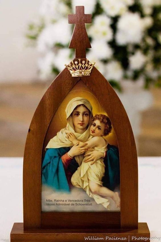 RaiosLuminosos's tweet photo. Mãe, Rainha e Vencedora, Três vezes Admirável, mostra-te na minha vida. Toma-me nos teus braços, toda vez que estou frágil. Amém https://t.co/4cgJmMkGJA
