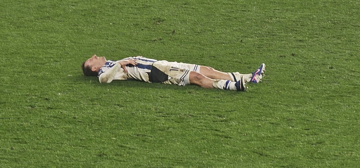 Kapitain eta Eredu! Ohore <a href="/mikel10oyar/">Mikel Oyarzabal</a>!! Gora <a href="/RealSociedadEUS/">Real Sociedad Fútbol</a>!!! ✊🏼🤍💙