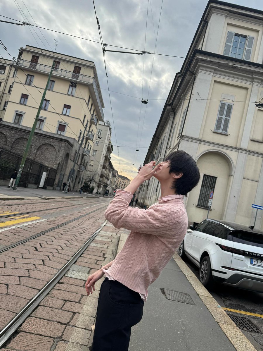byeonwoonist's tweet image. milan street ft. boyfriend wooseok in pink