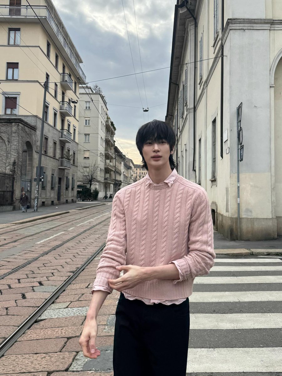byeonwoonist's tweet image. milan street ft. boyfriend wooseok in pink