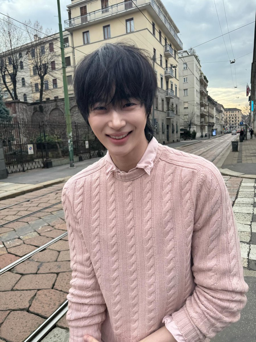 byeonwoonist's tweet image. milan street ft. boyfriend wooseok in pink