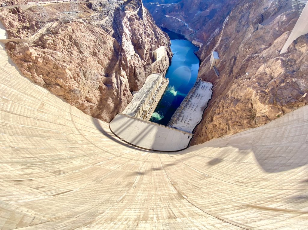 F466OT's tweet photo. Do not, under any circumstances, belittle the magnificent Hoover Dam on this account ever again. 

“They died to make the desert bloom” https://t.co/uYa4oy15yz