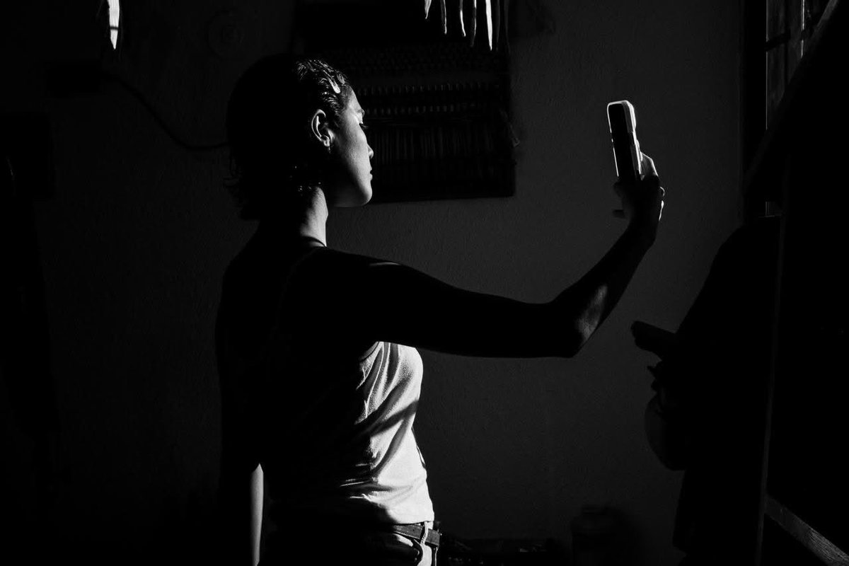 Este reportaje, realizado por Azul Ruiz, nos lleva al backstage del mundo del modelaje para descubrir la historia que existe detrás de las pasarelas. A través de las yucatecas Daniella y Romina, se muestran las emociones, retos, sueños y realidades que viven las modelos más allá