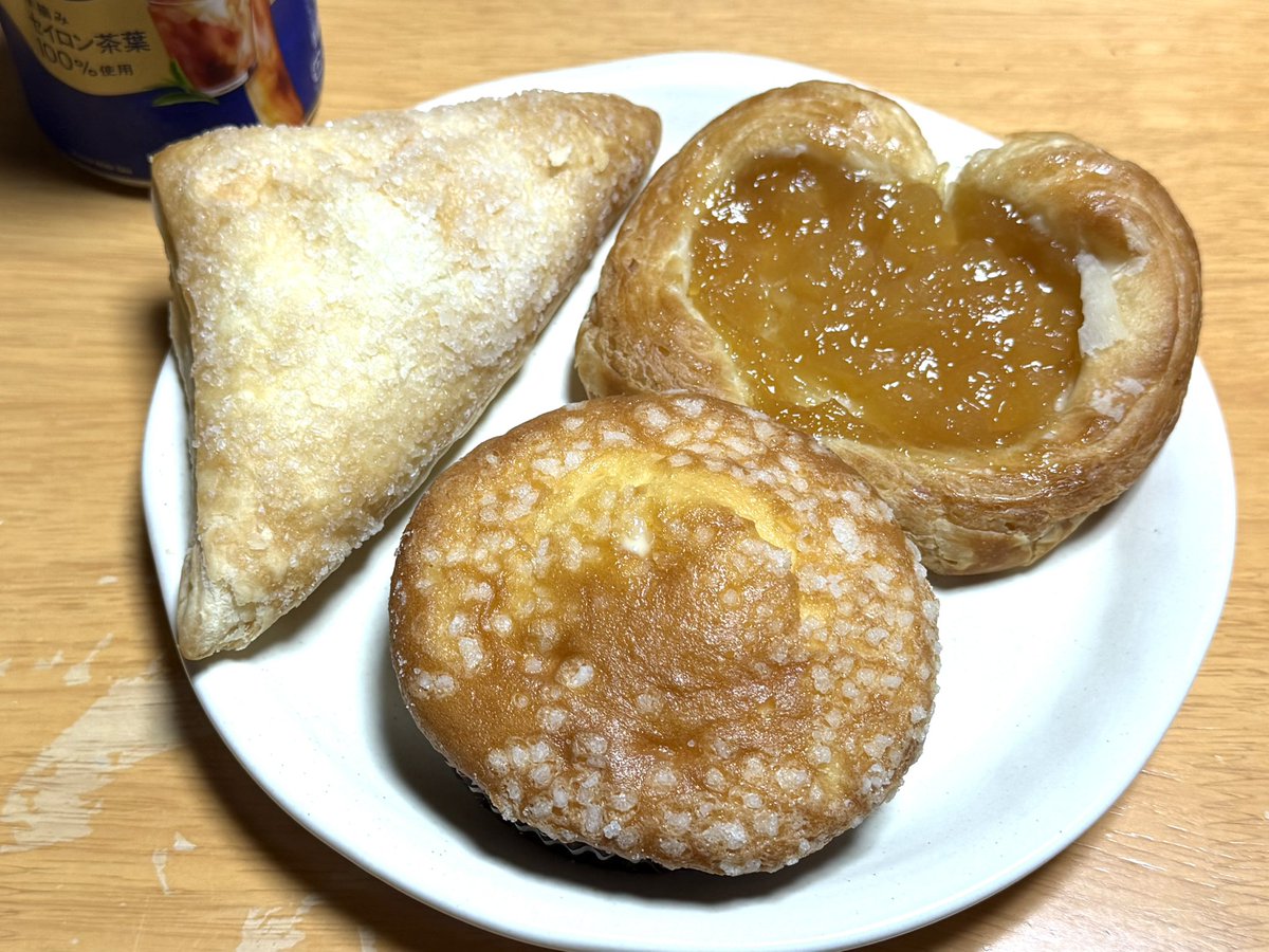 UsePon's tweet image. 今朝はザクザクいちごパイとキャラメルアップルデニッシュとじゅわっとしみこむバターマフィン🍓🍎🧈
#ykベーキング