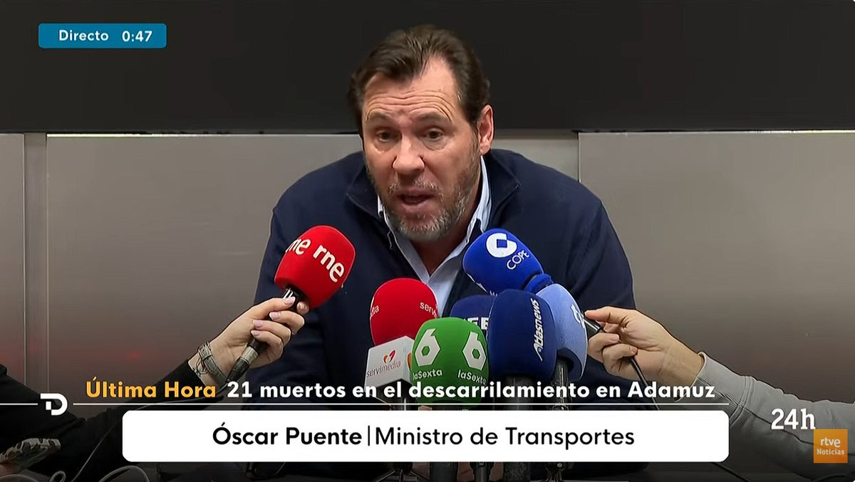 En directo a esta hora con la comparecencia del Ministro de Transportes, Óscar Puente, a través de los canales de RTVE para informar de la última hora sobre el accidente ferroviario en Córdoba.
