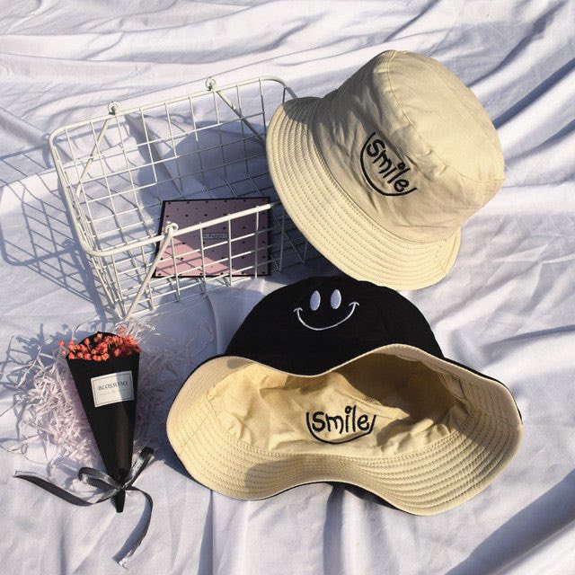 Flip the vibe. Own the fit. 😄
The Double-Sided Smiley Bucket Hat brings that playful edge to any street look—lightweight, reversible, and perfect for summer heat. Click here to shop! 👉🏼 simmonsstore.store/products/bucke… #fyp #foryou #explore