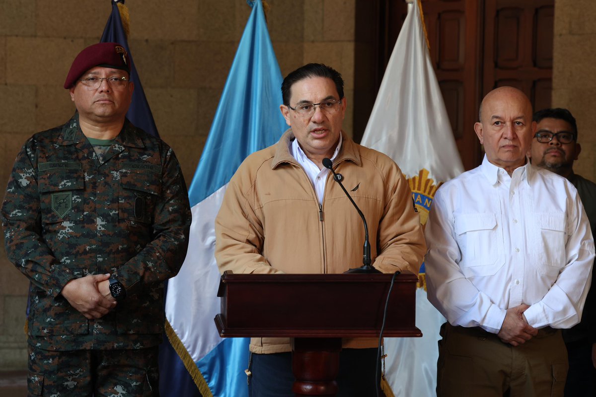 GuatemalaGob's tweet photo. Ante la situación de este domingo en la que se reportan siete agentes de la PNC fallecidos, 𝗲𝗹 𝗚𝗼𝗯𝗶𝗲𝗿𝗻𝗼 𝗱𝗲 𝗚𝘂𝗮𝘁𝗲𝗺𝗮𝗹𝗮 𝗹𝗹𝗮𝗺𝗮 𝗮 𝗹𝗮 𝗽𝗼𝗯𝗹𝗮𝗰𝗶𝗼́𝗻 𝗮 𝗶𝗻𝗳𝗼𝗿𝗺𝗮𝗿𝘀𝗲 𝘂́𝗻𝗶𝗰𝗮𝗺𝗲𝗻𝘁𝗲 𝗽𝗼𝗿 𝗹𝗼𝘀 𝗰𝗮𝗻𝗮𝗹𝗲𝘀 𝗼𝗳𝗶𝗰𝗶𝗮𝗹𝗲𝘀 𝘆 𝗮 𝗻𝗼 𝗱𝗲𝗷𝗮𝗿𝘀𝗲 𝗹𝗹𝗲𝘃𝗮𝗿 𝗽𝗼𝗿 𝗱𝗲𝘀𝗶𝗻𝗳𝗼𝗿𝗺𝗮𝗰𝗶𝗼́𝗻 𝗾𝘂𝗲 𝗯𝘂𝘀𝗰𝗮 𝗴𝗲𝗻𝗲𝗿𝗮𝗿 𝗺𝗶𝗲𝗱𝗼.

➡️ En conferencia de prensa, el ministro de Gobernación informó que 𝗲𝗹 𝗰𝗼𝗻𝘁𝗿𝗼𝗹 𝗱𝗲𝗹 𝗖𝗲𝗻𝘁𝗿𝗼 𝗱𝗲 𝗠𝗮́𝘅𝗶𝗺𝗮 𝗦𝗲𝗴𝘂𝗿𝗶𝗱𝗮𝗱 𝗥𝗲𝗻𝗼𝘃𝗮𝗰𝗶𝗼́𝗻 𝗜 𝗳𝘂𝗲 𝗿𝗲𝘁𝗼𝗺𝗮𝗱𝗼 𝘆 𝗾𝘂𝗲 𝘀𝗲 𝗺𝗮𝗻𝘁𝗶𝗲𝗻𝗲𝗻 𝗼𝗽𝗲𝗿𝗮𝘁𝗶𝘃𝗼𝘀 𝗳𝗶𝗿𝗺𝗲𝘀 𝗲𝗻 𝗙𝗿𝗮𝗶𝗷𝗮𝗻𝗲𝘀 𝗜𝗜 𝘆 𝗲𝗻 𝗲𝗹 𝗖𝗲𝗻𝘁𝗿𝗼 𝗣𝗿𝗲𝘃𝗲𝗻𝘁𝗶𝘃𝗼 𝗱𝗲 𝗹𝗮 𝘇𝗼𝗻𝗮 𝟭𝟴.

➡️ Estos hechos son una reacción de estructuras criminales ante 𝗹𝗮𝘀 𝗮𝗰𝗰𝗶𝗼𝗻𝗲𝘀 𝗱𝗲𝗹 𝗘𝘀𝘁𝗮𝗱𝗼, 𝗾𝘂𝗲 𝗻𝗼 𝗰𝗲𝗱𝗲 𝗻𝗶 𝗻𝗲𝗴𝗼𝗰𝗶𝗮 𝗰𝗼𝗻 𝘁𝗲𝗿𝗿𝗼𝗿𝗶𝘀𝘁𝗮𝘀.

➡️ De forma preventiva, se ha dispuesto la suspensión de clases a nivel nacional.

➡️ Los sistemas de salud han activado protocolos de atención y seguridad para resguardar a sus pacientes y al personal.

➡️ 𝗟𝗮 𝗣𝗡𝗖 𝘆 𝗲𝗹 𝗘𝗷𝗲́𝗿𝗰𝗶𝘁𝗼 𝗺𝗮𝗻𝘁𝗶𝗲𝗻𝗲𝗻 𝗽𝗿𝗲𝘀𝗲𝗻𝗰𝗶𝗮 𝗲𝗻 𝗹𝗮𝘀 𝗰𝗮𝗹𝗹𝗲𝘀 para resguardar la seguridad y la paz de todas y todos los guatemaltecos.

➡️ 𝗘𝗹 𝗚𝗼𝗯𝗶𝗲𝗿𝗻𝗼 𝗰𝗼𝗻𝘁𝗶𝗻𝘂𝗮𝗿𝗮́ 𝗶𝗻𝗳𝗼𝗿𝗺𝗮𝗻𝗱𝗼 𝗼𝗽𝗼𝗿𝘁𝘂𝗻𝗮𝗺𝗲𝗻𝘁𝗲 𝘀𝗼𝗯𝗿𝗲 𝗹𝗮𝘀 𝗱𝗲𝗰𝗶𝘀𝗶𝗼𝗻𝗲𝘀 𝗽𝗮𝗿𝗮 𝗴𝗮𝗿𝗮𝗻𝘁𝗶𝘇𝗮𝗿 𝗲𝗹 𝗼𝗿𝗱𝗲𝗻, 𝗹𝗮 𝘀𝗲𝗴𝘂𝗿𝗶𝗱𝗮𝗱 𝘆 𝗹𝗮 𝗽𝗮𝘇 𝘀𝗼𝗰𝗶𝗮𝗹.

➡️ Actualización 1:20 PM, se seguirá informando a través de canales oficiales.