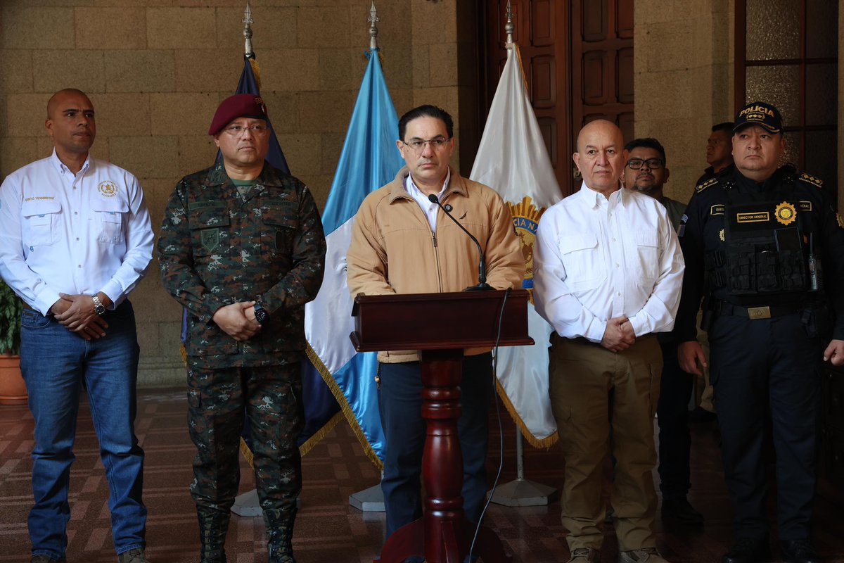 GuatemalaGob's tweet photo. Ante la situación de este domingo en la que se reportan siete agentes de la PNC fallecidos, 𝗲𝗹 𝗚𝗼𝗯𝗶𝗲𝗿𝗻𝗼 𝗱𝗲 𝗚𝘂𝗮𝘁𝗲𝗺𝗮𝗹𝗮 𝗹𝗹𝗮𝗺𝗮 𝗮 𝗹𝗮 𝗽𝗼𝗯𝗹𝗮𝗰𝗶𝗼́𝗻 𝗮 𝗶𝗻𝗳𝗼𝗿𝗺𝗮𝗿𝘀𝗲 𝘂́𝗻𝗶𝗰𝗮𝗺𝗲𝗻𝘁𝗲 𝗽𝗼𝗿 𝗹𝗼𝘀 𝗰𝗮𝗻𝗮𝗹𝗲𝘀 𝗼𝗳𝗶𝗰𝗶𝗮𝗹𝗲𝘀 𝘆 𝗮 𝗻𝗼 𝗱𝗲𝗷𝗮𝗿𝘀𝗲 𝗹𝗹𝗲𝘃𝗮𝗿 𝗽𝗼𝗿 𝗱𝗲𝘀𝗶𝗻𝗳𝗼𝗿𝗺𝗮𝗰𝗶𝗼́𝗻 𝗾𝘂𝗲 𝗯𝘂𝘀𝗰𝗮 𝗴𝗲𝗻𝗲𝗿𝗮𝗿 𝗺𝗶𝗲𝗱𝗼.

➡️ En conferencia de prensa, el ministro de Gobernación informó que 𝗲𝗹 𝗰𝗼𝗻𝘁𝗿𝗼𝗹 𝗱𝗲𝗹 𝗖𝗲𝗻𝘁𝗿𝗼 𝗱𝗲 𝗠𝗮́𝘅𝗶𝗺𝗮 𝗦𝗲𝗴𝘂𝗿𝗶𝗱𝗮𝗱 𝗥𝗲𝗻𝗼𝘃𝗮𝗰𝗶𝗼́𝗻 𝗜 𝗳𝘂𝗲 𝗿𝗲𝘁𝗼𝗺𝗮𝗱𝗼 𝘆 𝗾𝘂𝗲 𝘀𝗲 𝗺𝗮𝗻𝘁𝗶𝗲𝗻𝗲𝗻 𝗼𝗽𝗲𝗿𝗮𝘁𝗶𝘃𝗼𝘀 𝗳𝗶𝗿𝗺𝗲𝘀 𝗲𝗻 𝗙𝗿𝗮𝗶𝗷𝗮𝗻𝗲𝘀 𝗜𝗜 𝘆 𝗲𝗻 𝗲𝗹 𝗖𝗲𝗻𝘁𝗿𝗼 𝗣𝗿𝗲𝘃𝗲𝗻𝘁𝗶𝘃𝗼 𝗱𝗲 𝗹𝗮 𝘇𝗼𝗻𝗮 𝟭𝟴.

➡️ Estos hechos son una reacción de estructuras criminales ante 𝗹𝗮𝘀 𝗮𝗰𝗰𝗶𝗼𝗻𝗲𝘀 𝗱𝗲𝗹 𝗘𝘀𝘁𝗮𝗱𝗼, 𝗾𝘂𝗲 𝗻𝗼 𝗰𝗲𝗱𝗲 𝗻𝗶 𝗻𝗲𝗴𝗼𝗰𝗶𝗮 𝗰𝗼𝗻 𝘁𝗲𝗿𝗿𝗼𝗿𝗶𝘀𝘁𝗮𝘀.

➡️ De forma preventiva, se ha dispuesto la suspensión de clases a nivel nacional.

➡️ Los sistemas de salud han activado protocolos de atención y seguridad para resguardar a sus pacientes y al personal.

➡️ 𝗟𝗮 𝗣𝗡𝗖 𝘆 𝗲𝗹 𝗘𝗷𝗲́𝗿𝗰𝗶𝘁𝗼 𝗺𝗮𝗻𝘁𝗶𝗲𝗻𝗲𝗻 𝗽𝗿𝗲𝘀𝗲𝗻𝗰𝗶𝗮 𝗲𝗻 𝗹𝗮𝘀 𝗰𝗮𝗹𝗹𝗲𝘀 para resguardar la seguridad y la paz de todas y todos los guatemaltecos.

➡️ 𝗘𝗹 𝗚𝗼𝗯𝗶𝗲𝗿𝗻𝗼 𝗰𝗼𝗻𝘁𝗶𝗻𝘂𝗮𝗿𝗮́ 𝗶𝗻𝗳𝗼𝗿𝗺𝗮𝗻𝗱𝗼 𝗼𝗽𝗼𝗿𝘁𝘂𝗻𝗮𝗺𝗲𝗻𝘁𝗲 𝘀𝗼𝗯𝗿𝗲 𝗹𝗮𝘀 𝗱𝗲𝗰𝗶𝘀𝗶𝗼𝗻𝗲𝘀 𝗽𝗮𝗿𝗮 𝗴𝗮𝗿𝗮𝗻𝘁𝗶𝘇𝗮𝗿 𝗲𝗹 𝗼𝗿𝗱𝗲𝗻, 𝗹𝗮 𝘀𝗲𝗴𝘂𝗿𝗶𝗱𝗮𝗱 𝘆 𝗹𝗮 𝗽𝗮𝘇 𝘀𝗼𝗰𝗶𝗮𝗹.

➡️ Actualización 1:20 PM, se seguirá informando a través de canales oficiales.
