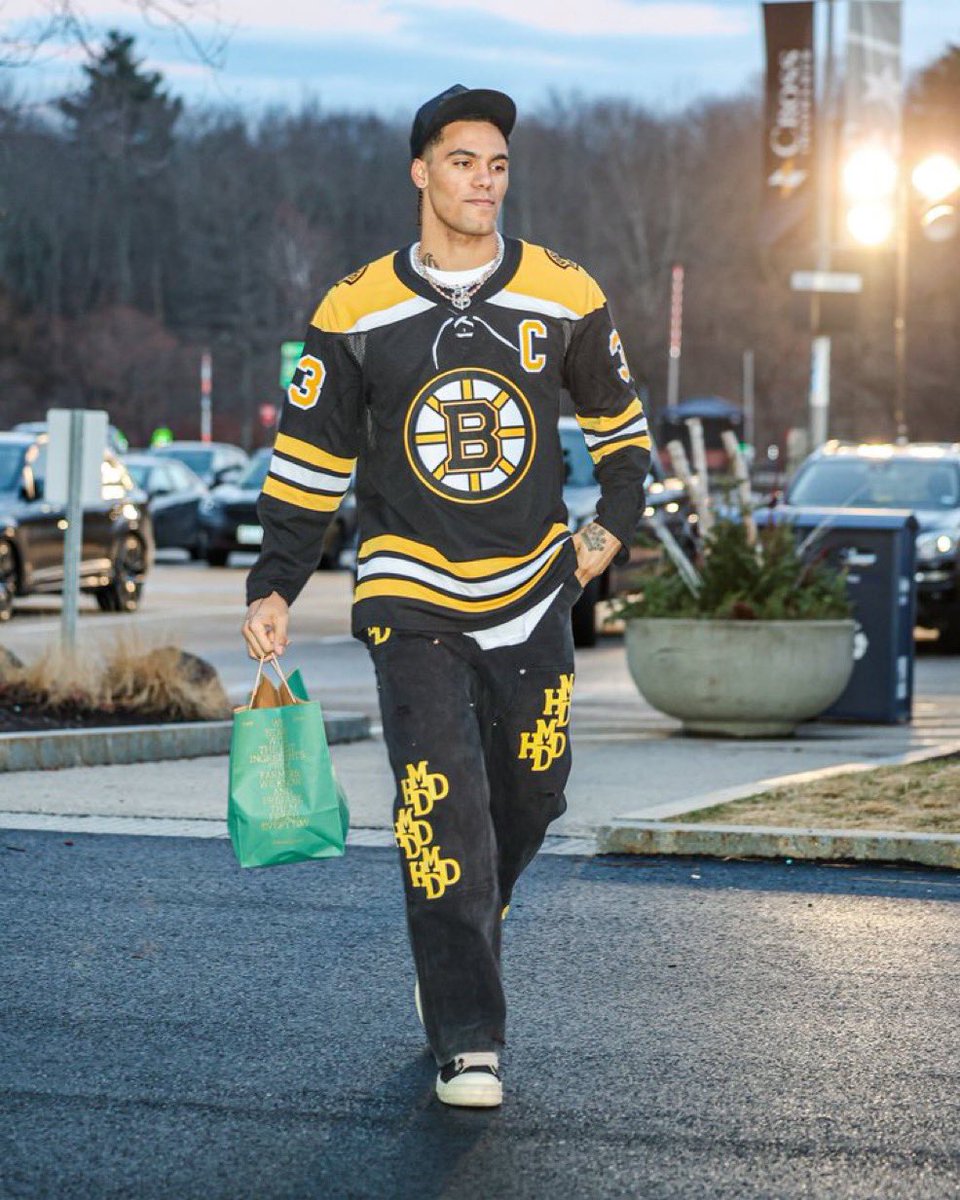 RealAlexBarth's tweet photo. Christian Gonzalez wore a Zdeno Chara jersey to the game last week (📸@Patriots) https://t.co/3x2Ha3HkTU