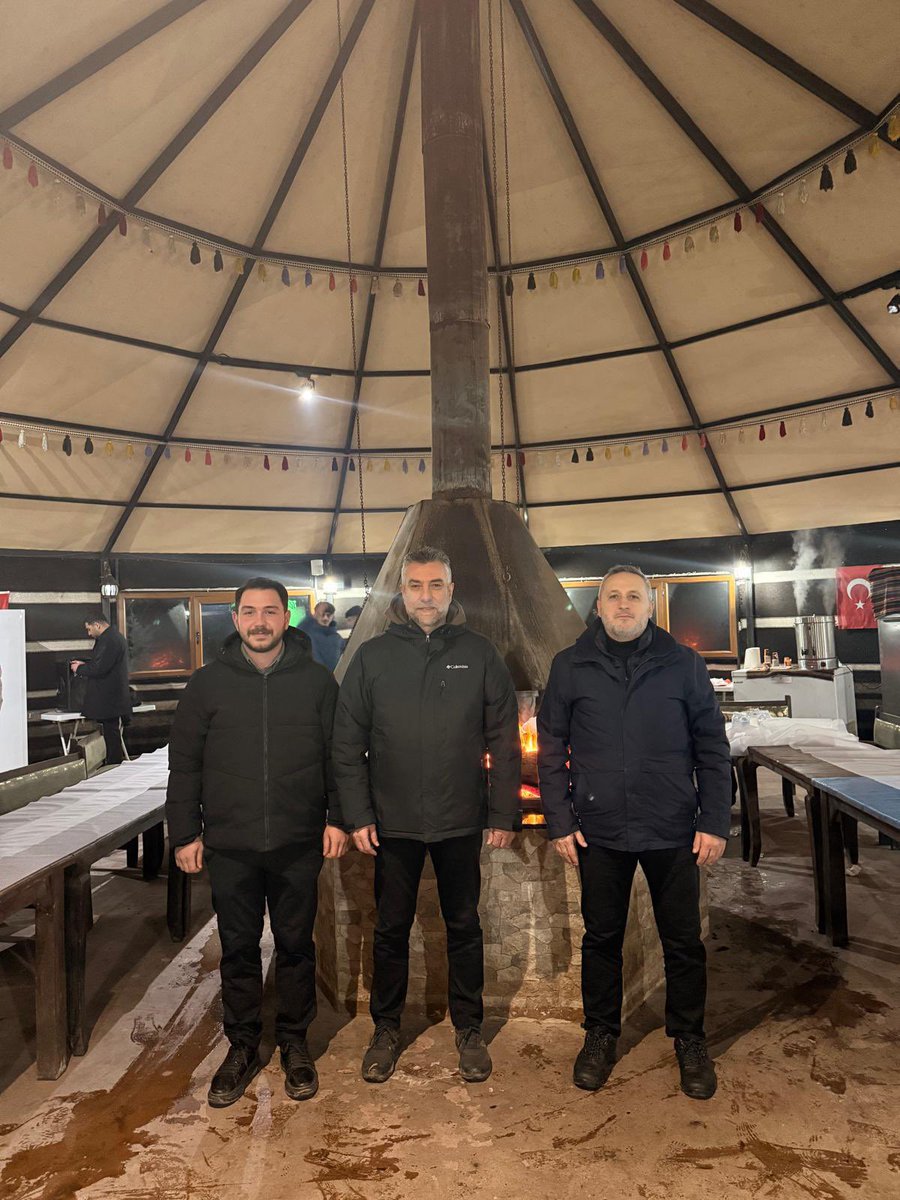 Soğuk bir kış akşamında, Gençlik Kolları Başkanımız Ahmet Şimşek’in daveti üzerine gençlerimizin içimizi ısıtan sohbetletine ortak olduk.

Ülkemizin güçlü yarınlarının en büyük teminatı olan gençlerimize davetleri için teşekkür ediyorum.  

Yolunuz açık, heyecanınız daim olsun.