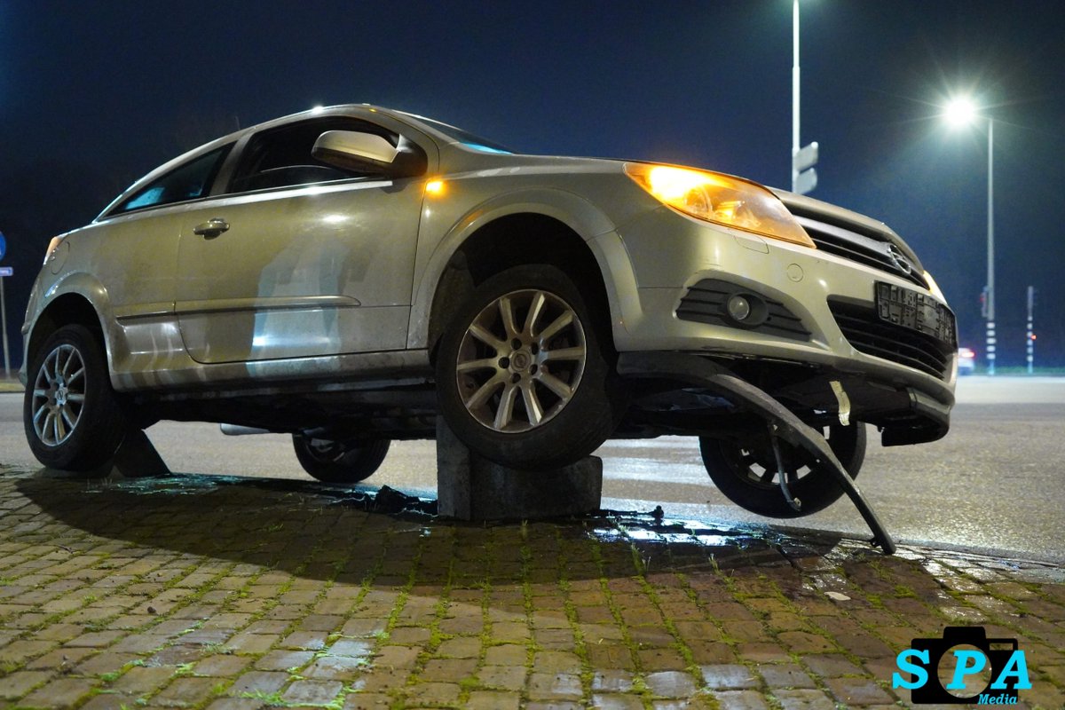 Voertuig eindigt op Varkensrug op Terbregseweg, Rotterdam