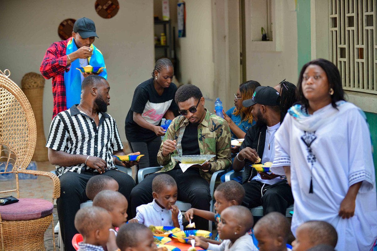 gloiremurhigisi's tweet photo. #RDC 🇨🇩 | #KINSHASA 
📍 ORPHELINAT #BALUARTE 
Repas familial 🍽️ 

@leParrainRDC …✍️ https://t.co/uwJh1zj0kh