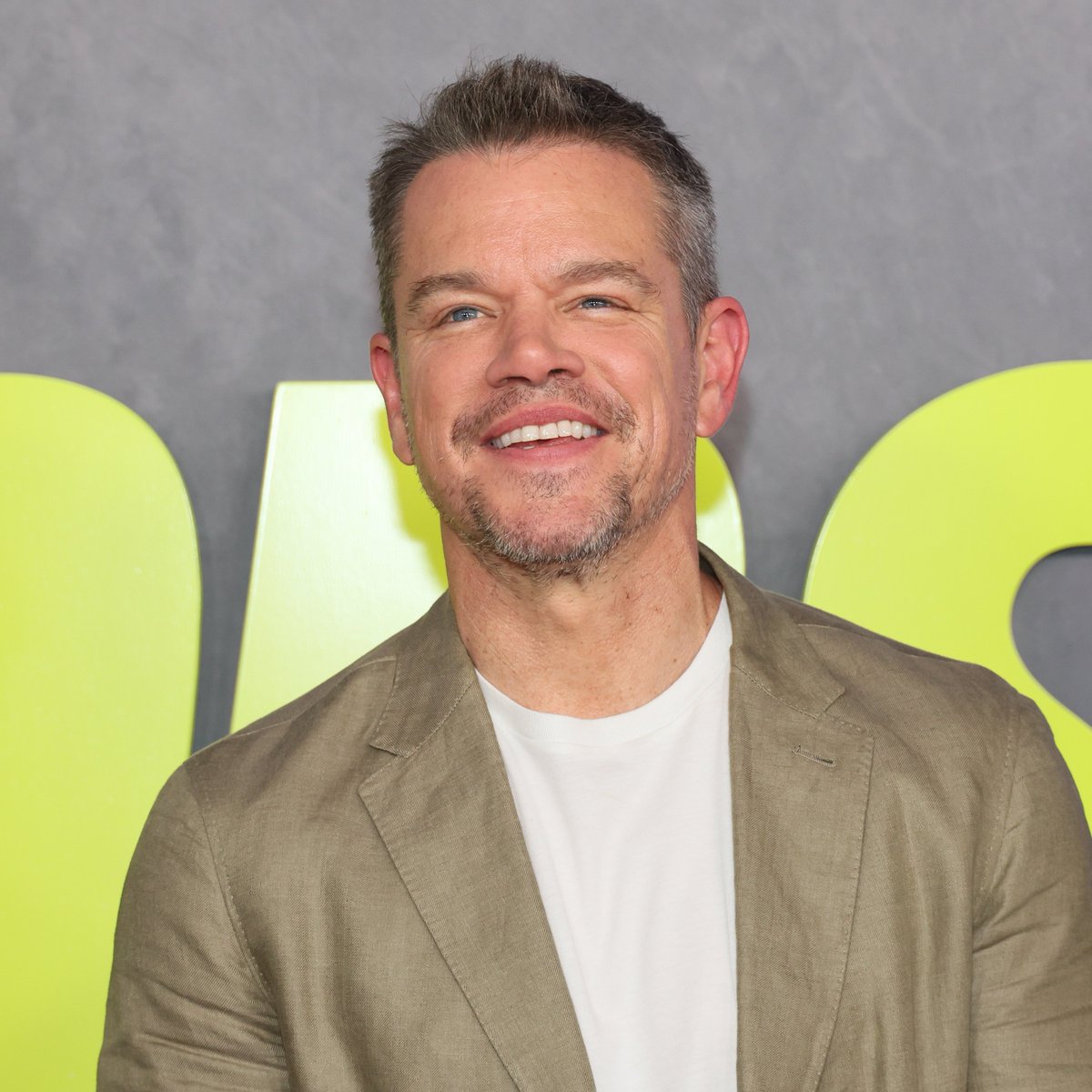 seriesemcena's tweet image. Matt Damon afirmou que muitos filmes produzidos para a Netflix precisam reiterar a trama três ou quatro vezes nos diálogos, já que parte do público costuma assistir enquanto mexe no celular:

“Na forma tradicional de fazer um filme de ação, você geralmente tem três grandes…