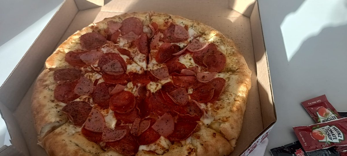 MuiPaperSheet's tweet image. Oye @dominosmx sígueme, checa el otro día fuí con mi amigo Anacleto y nos pedimos esta pizza (carnes frías orilla rellena) y buenísima, soy muy fan de esta, la de sartén y los cajeta baitz.