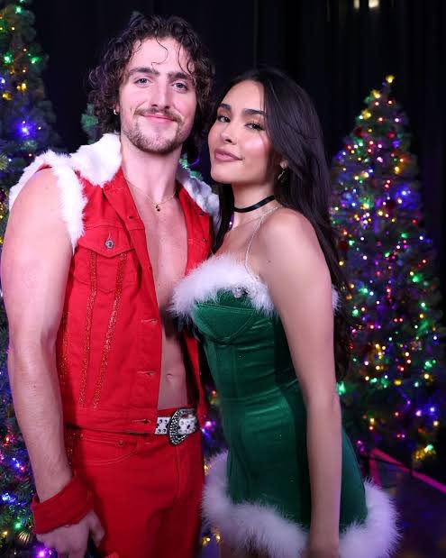 badenoughss's tweet image. Harry Styles and Ariana Grande stun in a new photo together.