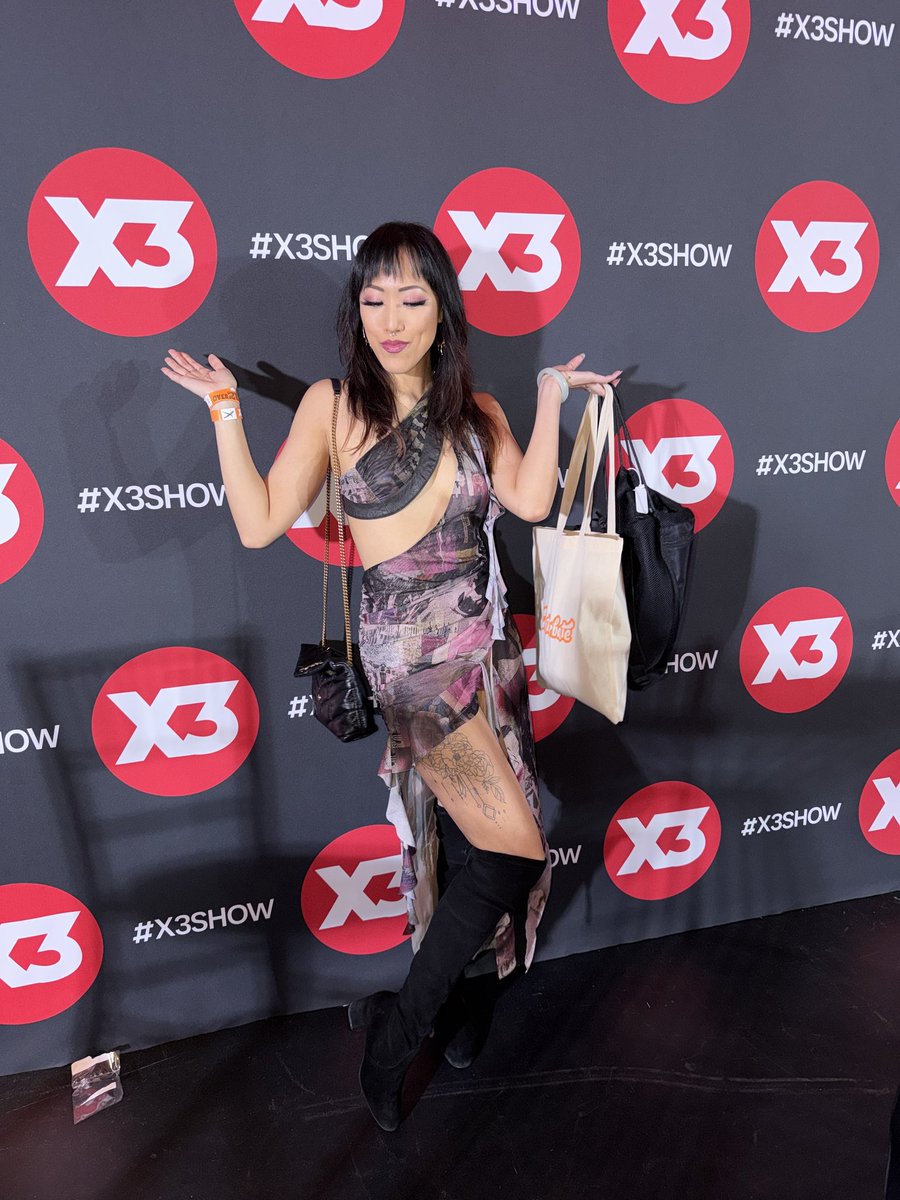 LadyxLilac's tweet photo. Day 1 of @X3social https://t.co/1GUFtTAuGK