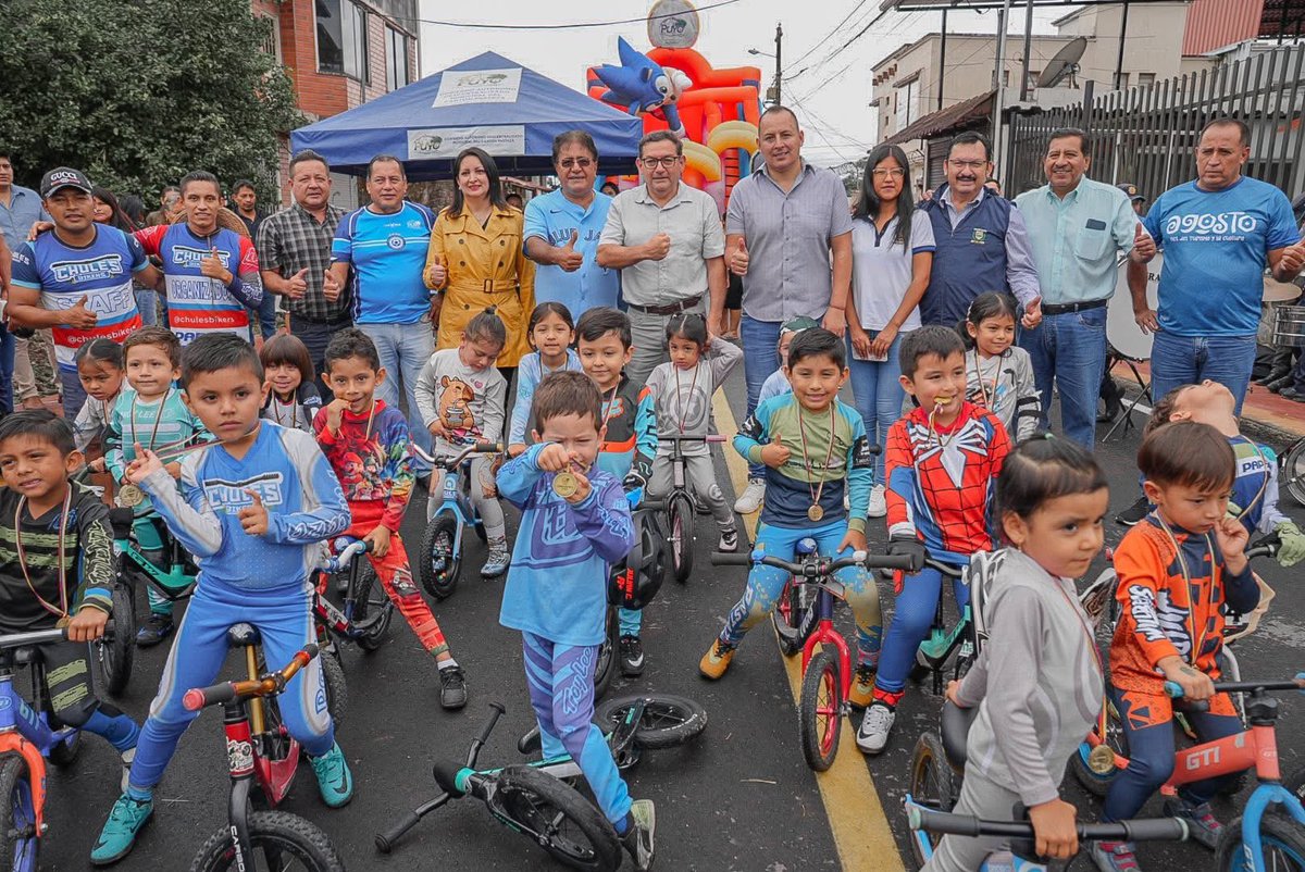 OswaldoVal14's tweet image. 👏🏼 Acompañamos al alcalde del cantón Pastaza Germán Flores Meza, en la entrega de la obra de alcantarillado pluvial, asfaltado, aceras y bordillos del barrio La Merced, una intervención emblemática que tiene como objetivo primordial mejorar la calidad de vida de sus habitantes.…