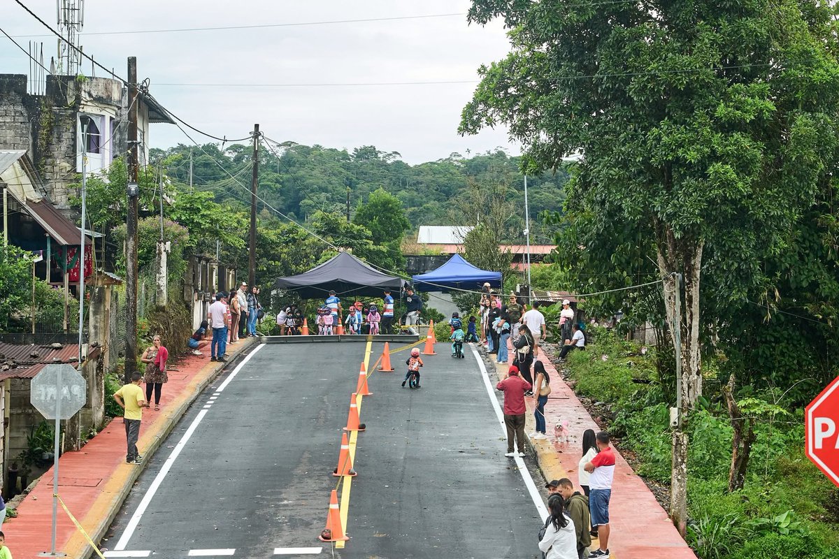 OswaldoVal14's tweet image. 👏🏼 Acompañamos al alcalde del cantón Pastaza Germán Flores Meza, en la entrega de la obra de alcantarillado pluvial, asfaltado, aceras y bordillos del barrio La Merced, una intervención emblemática que tiene como objetivo primordial mejorar la calidad de vida de sus habitantes.…