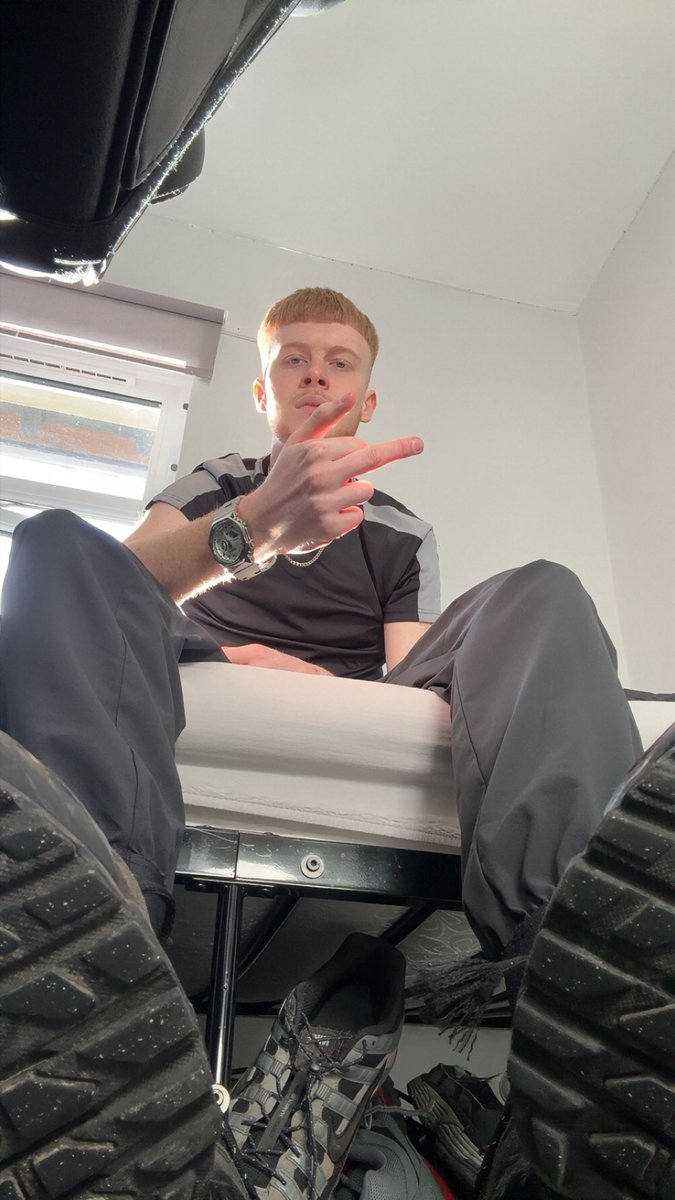 Right below my uk11’s just exactly where you 🫵 belong. Get serving and filling kings pockets for his upcoming holiday away ✈️.
#findom #feet #feetworshi̇p #foot #alpha #teen #King #dom