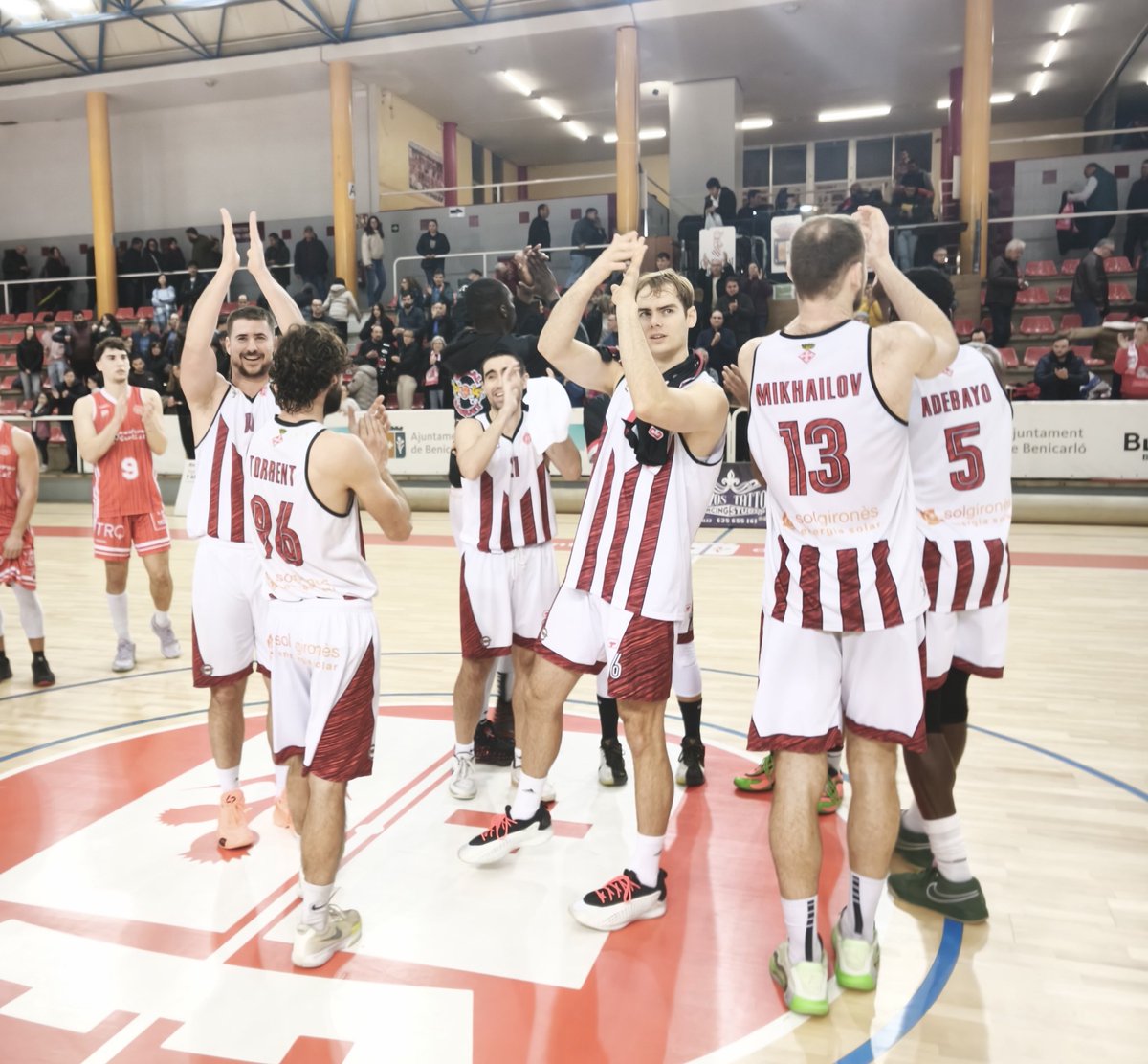 SSSSSSSSSIIIIIIIIIIIIÍ!!! Quina VICTÒRIA EQUIP!!! Buuuuaaahhh!!!
El Sol Gironès <a href="/bisbalbasquet/">Bisbal Bàsquet //*//</a>
s'imposa a <a href="/CBBenicarlo/">Maderas Sorlí Benicarló</a> (69-71) en una victòria d'esperit!!! Els bisbalencs, amb només 9 efectius han dominat el partit des de l'inici, però han patit en uns últims minuts que els