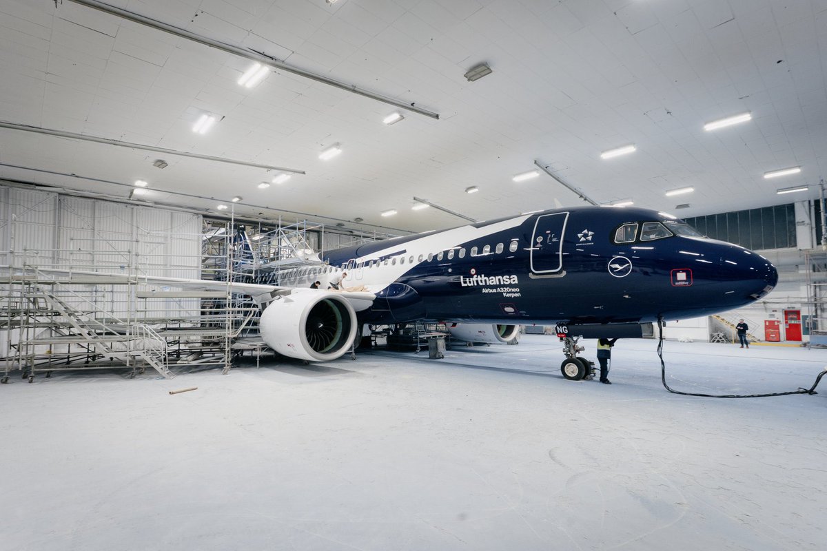 newsaviationfr's tweet photo. 🇩🇪 Nouvel appareil peint avec la livrée des 100 ans de Lufthansa, cet Airbus #A320neo (D-AING) a été peint à #Norwich.

✈️ Un Airbus est en cours de peinture à #Châteauroux , il s’agit de l’Airbus A350 (D-AIXL).

📸 Inconnu 

#newsaviation #newsaviationfr #lufthansa #airbus https://t.co/GioPkgrV87