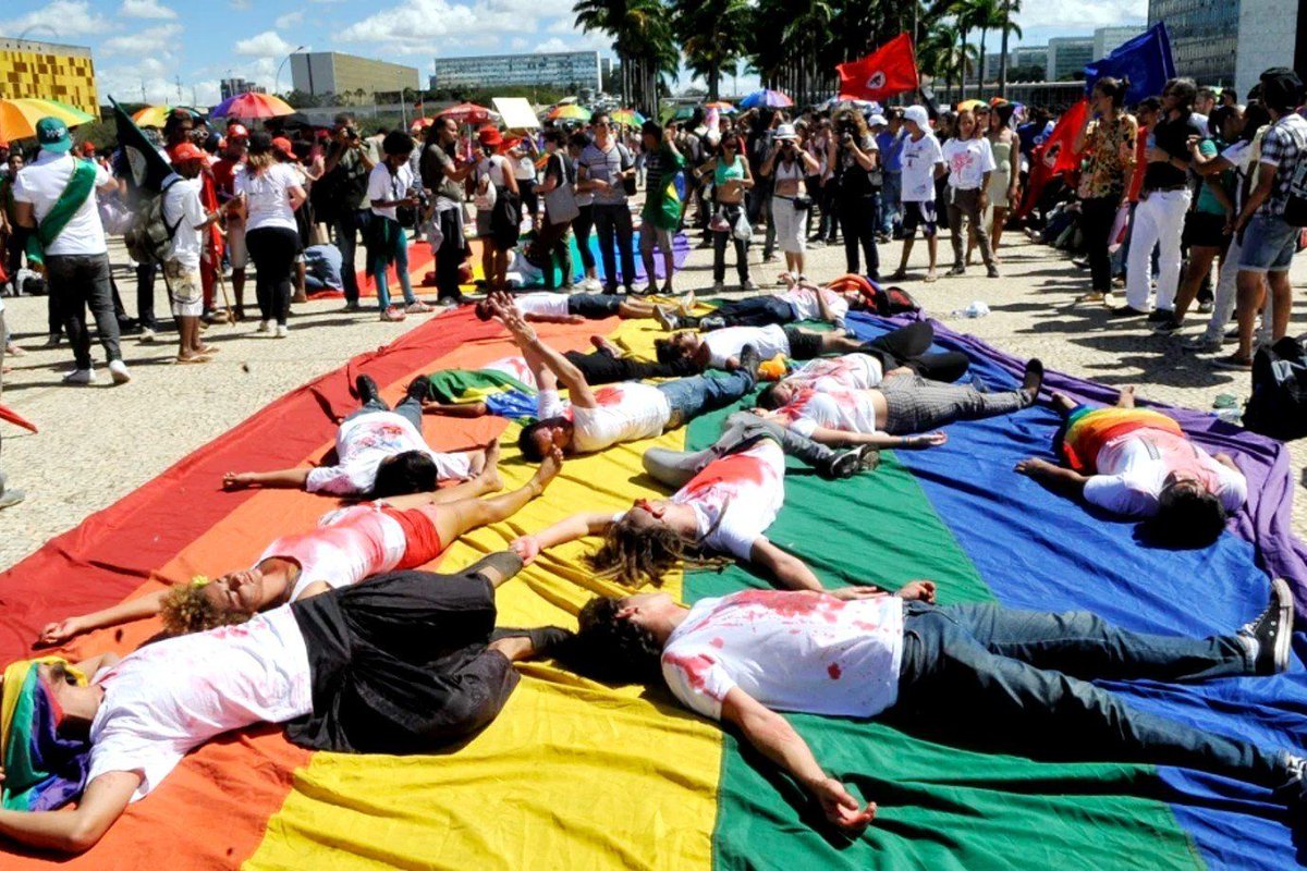 exame's tweet image. A cada 34 horas, uma pessoa LGBT+ é morta no Brasil, revela ONG
exame.com/brasil/a-cada-…
