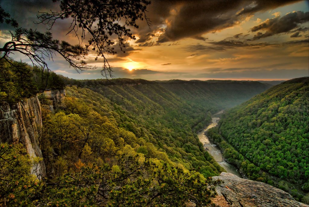 RootLocale's tweet image. 🚨 Location of the Day 🚨

New River Gorge

A rugged, whitewater river flowing northward through deep canyons, the New River is among the oldest rivers on the continent, with the park over 70,000 acres of wonder.