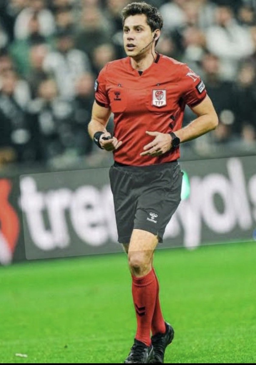 ✍️Gelelim sana Mehmet Türkmen;

Sen neyin peşindesin,Kime şirin gözükmek istiyorsun

Olum adam olun düzgün maç yönetin,Şerefini kaybedersen herşeyini kaybedersin,

Sırf Feneri ezmek için  Skrinniar’ın penaltısını vermiyorsun.

Yapamıyorsan hakemliği bırak.

<a href="/Fenerbahce/">Fenerbahçe SK</a> #ALYvFB 👇