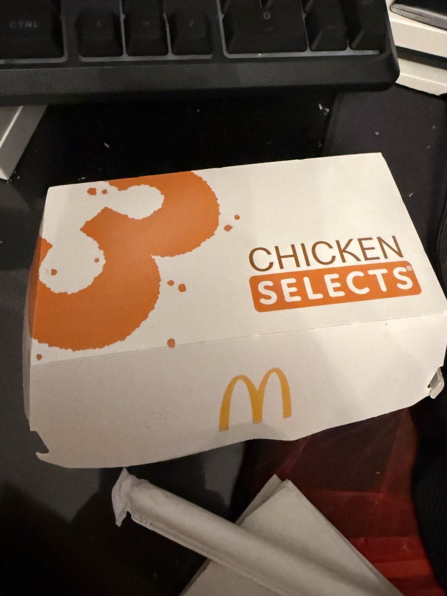 Sam_9604's tweet photo. @McDonaldsUK just got back from getting dinner and found I’ve been given the wrong item, I ordered 5 selects and only been given 3 https://t.co/Nre5LNG1v9