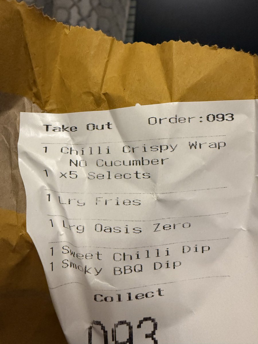 Sam_9604's tweet photo. @McDonaldsUK just got back from getting dinner and found I’ve been given the wrong item, I ordered 5 selects and only been given 3 https://t.co/Nre5LNG1v9