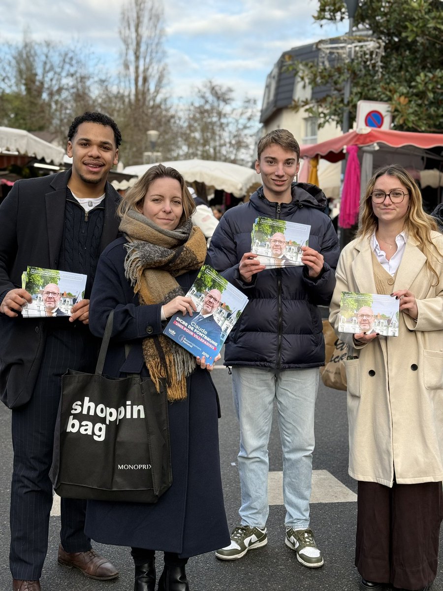 RNJ_77's tweet image. Jour de marché ce matin à #Villeparisis ☀️
Nous avons soutenu notre tête de liste Claude Sicre De Fontbrune et @BrachPryscillia 🇫🇷