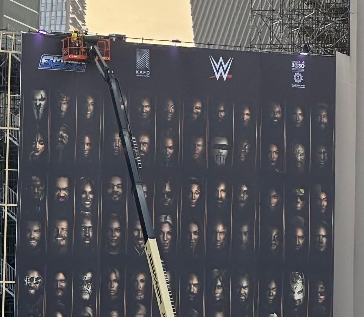 FadeAwayMedia's tweet image. WWE ROYAL RUMBLE POSTER GOING UP IN SAUDI ARABIA TODAY

DO YOU SEE ANYTHING INTERESTING ON THIS 

HMMMMMMMMM 👀

(Super Wrestling)
