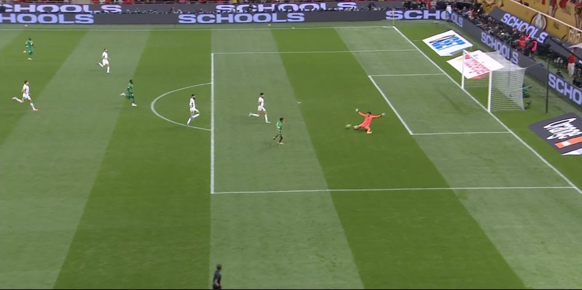 TouchlineX's tweet photo. 📸 - BONO WILL NEVER FORGET THIS SAVE! https://t.co/DEaZpW58iW