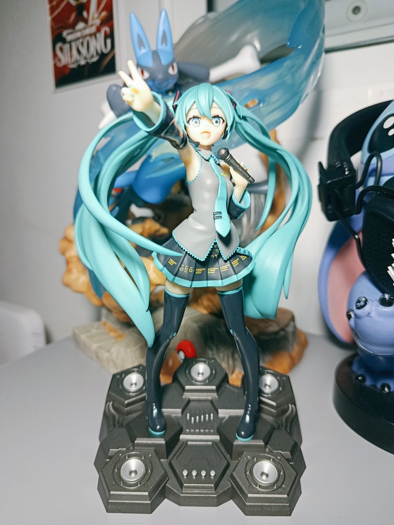 SoyRealuz's tweet photo. Mis dos nuevas pequeñas~ son hermosas. 🥹💙
Desde que tuve que vender hace unos años mis figuras (por necesidad y con mucho dolor) quedé con las repisas un poco vacías y me propuse volver a llenarlas con nuevas y mejores.
Estoy muy contenta y orgullosa de conseguirlo de a poco.❤️‍🩹 https://t.co/toW07dIiE1
