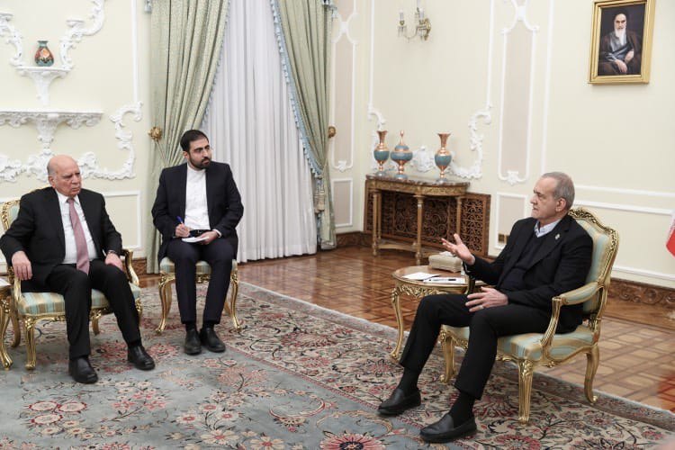 الرئيس الإيراني مسعود بزشكيان يستقبل وزير الخارجية العراقي فؤاد حسين في العاصمة طهران. وبحسب بيان لوزارة الخارجية العراقية، أشار فؤاد حسين خلال اللقاء إلى أن "التحديات والتهديدات التي لا تزال قائمة تتطلب معالجات مختلفة تقوم على الحوار ومعالجة الأسباب الداخلية" 