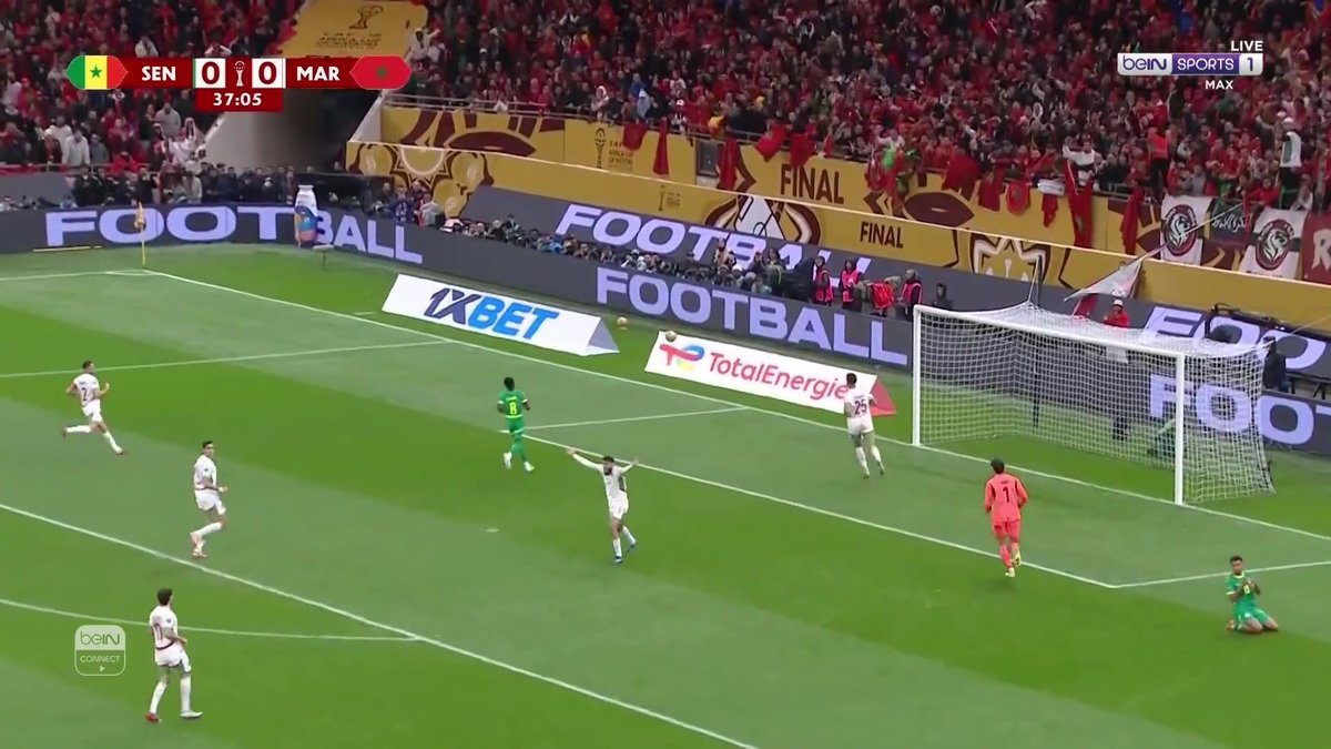 بونو يواصل التألق والتصدي للهجمات السنغالية ويتصدى لانفراد تام 