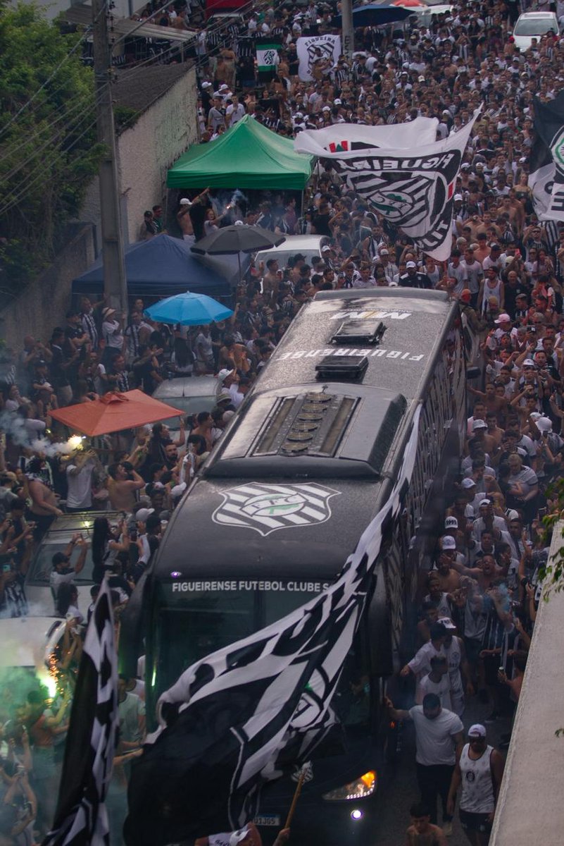 FigueirenseFC's tweet photo. QUE RECEPÇÃO DA MAIOR TORCIDA DE SANTA CATARINA! 🏴🌪️🏳️
⠀
CHEGAMOS NO SCARPELLI!
⠀
📸 @patrickfloriani / FFC
⠀
#SobeFuracao https://t.co/lTDSybsCLJ