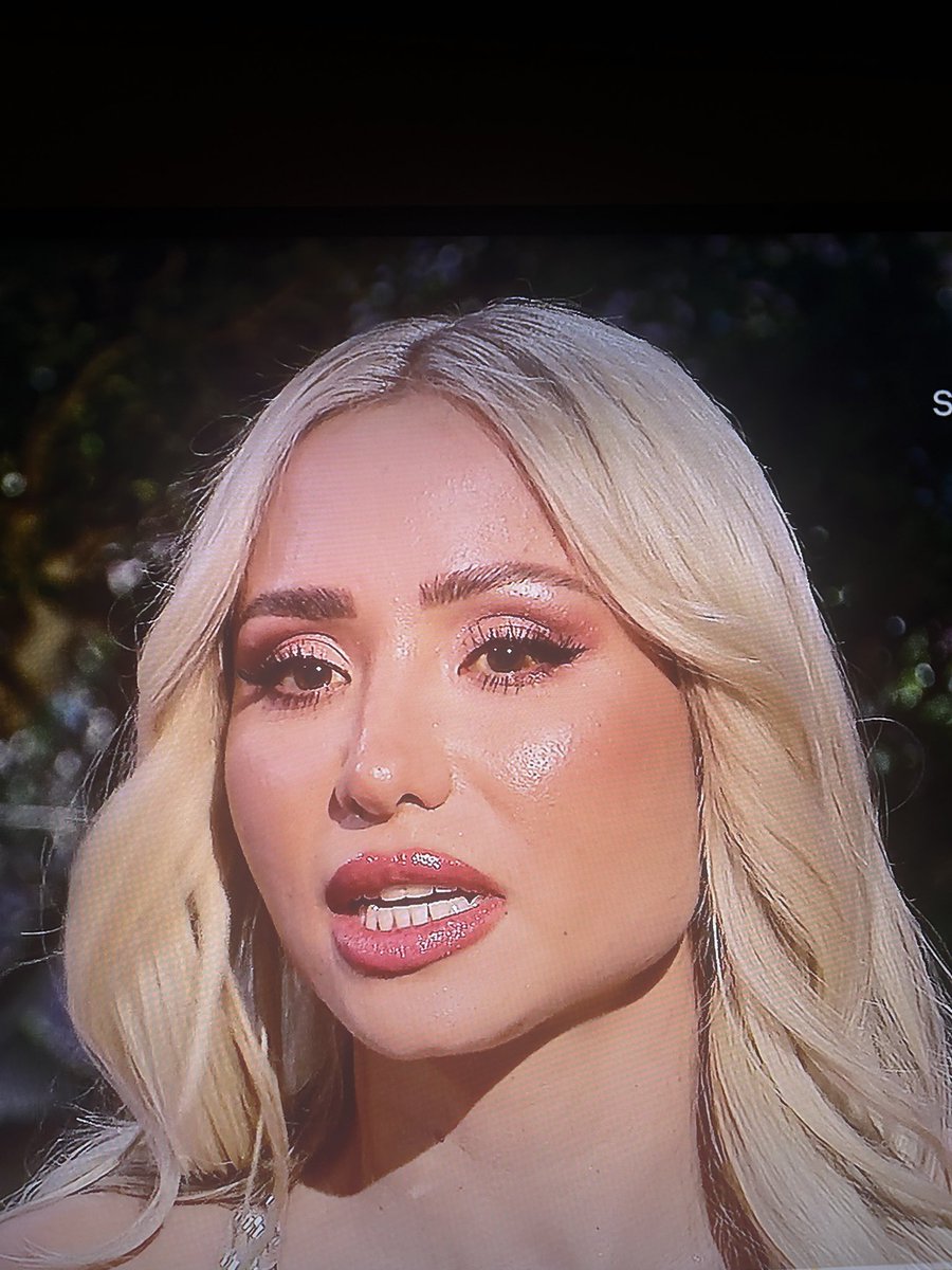 theKittyCupcake's tweet photo. #loveisblindgermany bin das nur ich oder ist die Beleuchtung bei der Reunion echt komisch? Hatte zunächst mega den Schock weil das Weiße in Yasmins Augen komplett gelblich wirken?! https://t.co/FUg5EU0riL