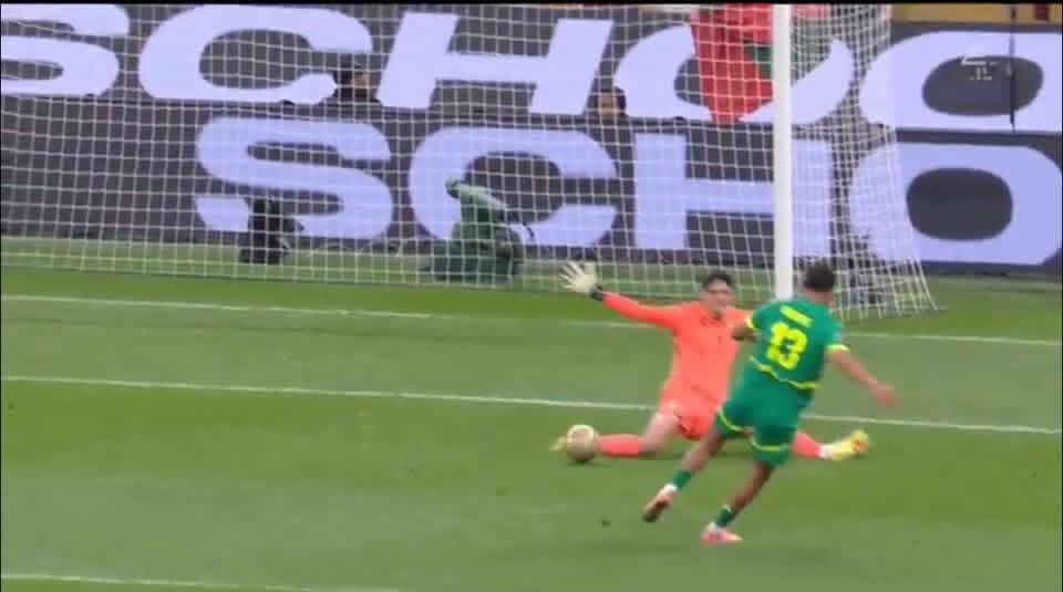 Oluchi_Utd's tweet image. This Yassine Bounou miss is giving me flashbacks of that Martinez World Cup final save.

Senegal should be 1 -0 up by now 🤦🏽‍♀️